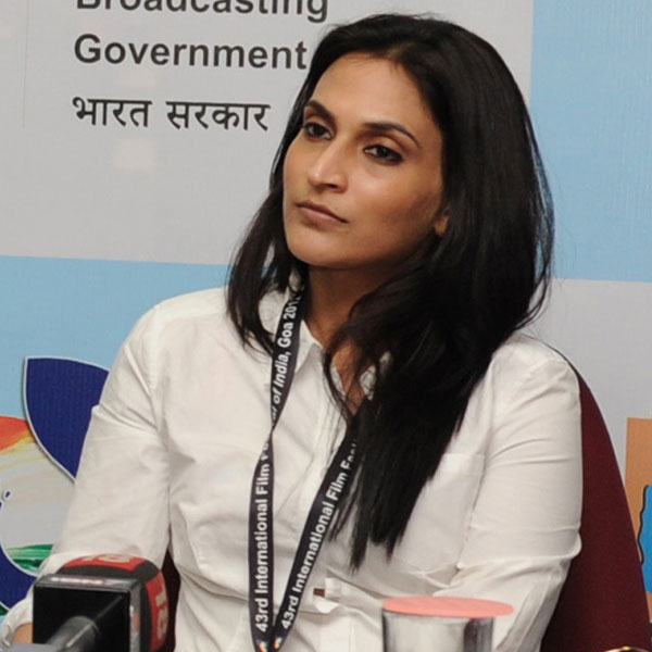 ফুলের তোড়া পাওয়ার পর রজনীকান্তের কন্যাকে ফোন করে ধন্যবাদ জানান ধনুষ। তবে সেই ফোনালাপ গড়িয়েছিল বহু দূর। এর পর নাকি মাঝেমধ্যেই লোকচক্ষুর আড়ালে দেখা করতেন ধনুষ এবং ঐশ্বর্যা। গোপনেই নাকি সম্পর্কে জড়িয়ে পড়েন দু’জনে। প্রকাশ্যে কখনও সেই সম্পর্কের কথা স্বীকার করতেন না।