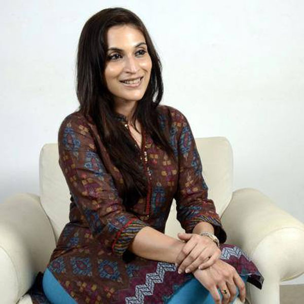 বিয়ের পর সমাজমাধ্যমে নিজের নাম পরিবর্তন করে ফেলেন ঐশ্বর্যা। আগে নিজের নামে অ্যাকাউন্ট থাকলেও বিয়ের পর সেই নামের সঙ্গে জুড়ে যায় পিতা এবং স্বামীর নামও। সমাজমাধ্যমে রজনীকান্তের কন্যা তাঁর নাম বদলে রাখেন ‘ঐশ্বর্যা আর ধনুষ’। ইংরেজি ‘আর’ হল তাঁর বাবা রজনীকান্তের নামের আদ্যক্ষর। তার পরে জুড়েছিলেন স্বামী, তামিল নায়ক ধনুষের নাম।