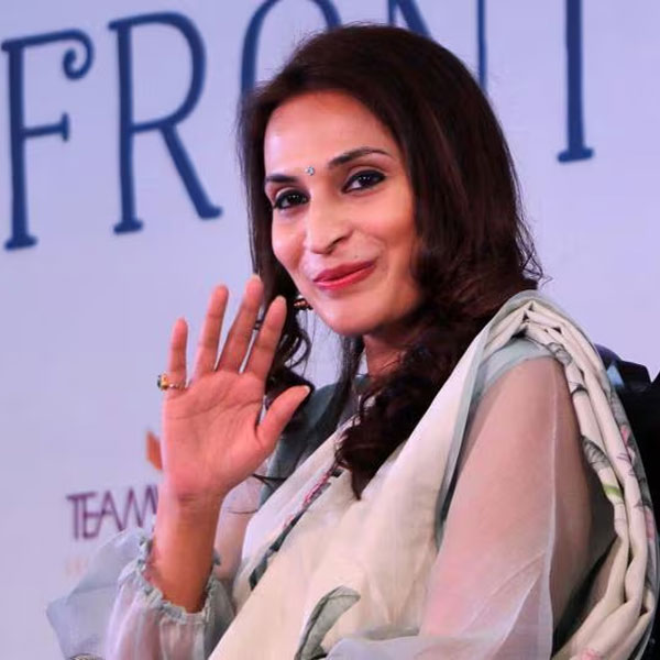 বিয়ের পরে এক সাক্ষাৎকারে ঐশ্বর্যা বলেছিলেন, ‘‘ধনুষের সঙ্গে আলাপের পর নিজেদের চিনতে চিনতেই আমাদের বিয়ে হয়ে গিয়েছিল।’’ এমনকি ধনুষও জানিয়েছিলেন, ঐশ্বর্যার সঙ্গে মেশার পর কখন যে তাঁকে ভালবেসে ফেলেছিলেন তা নাকি বুঝতেই পারেননি।