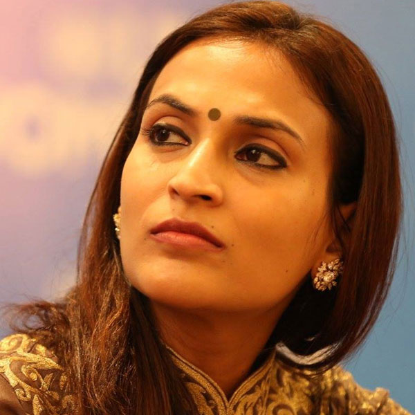 ২০১২ সালে ঐশ্বর্যা প্রথম ছবি পরিচালনার কাজে হাত দেন। ঐশ্বর্যা পরিচালিত ‘৩’ ছবির অভিনেতা ছিলেন ধনুষ। ধনুষের বিপরীতে অভিনয়ের জন্য নায়িকা হিসাবে ছোটবেলার বান্ধবী শ্রুতি হাসনকে পছন্দ করেন ঐশ্বর্যা। কানাঘুষো শোনা যায়, সেই ছবি শুটের সময় ধনুষের সঙ্গে কমল হাসনের কন্যা শ্রুতির প্রেম জমে ওঠে।