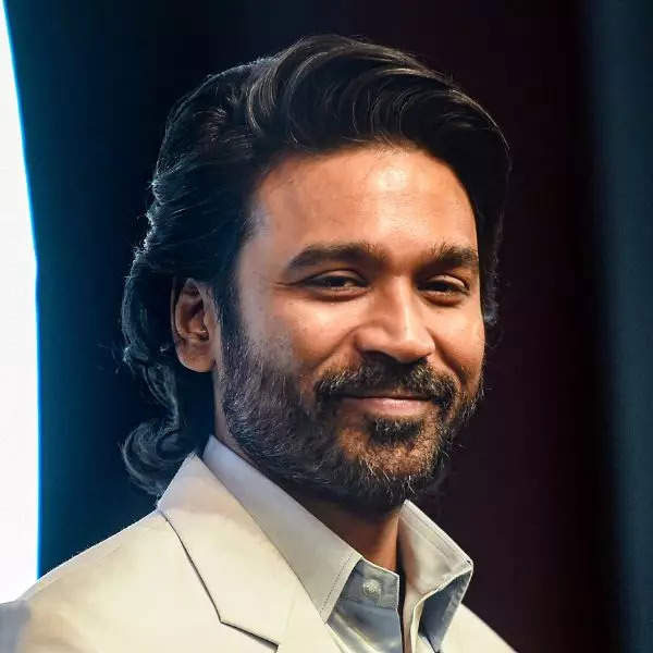 ধনুষ এবং ঐশ্বর্যা দু’জনে আলাদা ছাদের নীচে বাস করছিলেন বলে কানাঘুষো শোনা যায়। দুই সন্তানের অভিভাবকত্বের দায়িত্ব যৌথ ভাবে সামলাচ্ছেন তাঁরা। ধনুষ কিংবা ঐশ্বর্যা— দু’জনের কেউই চান না তাঁদের ব্যক্তিগত জীবনের আঁচ সন্তানদের উপর পড়ুক। দু’জনের সম্পর্ক নিয়ে বিগত কয়েক বছরে নানা গুঞ্জন ছড়িয়েছে। পরে অবশ্য পারিবারিক হস্তক্ষেপে বিষয়টি ধামাচাপা পড়ে। অনেকেরই ধারণা ছিল, হয়তো ভুল বোঝাবুঝি, মান-অভিমান মিটিয়ে নিয়ে ফের এক হবেন তাঁরা। কিন্তু আর তেমনটা ঘটার সুযোগ নেই।