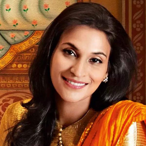 কিন্তু বিচ্ছেদের ঘোষণার পর ঐশ্বর্যা আর স্বামীর নামে নিজের পরিচয় দিতে চাননি সমাজমাধ্যমে। তাই ইনস্টাগ্রাম এবং এক্স (সাবেক টুইটার) থেকে মুছে ফেলেছিলেন ধনুষের নাম। নাম বদল করে রাখেন ‘ঐশ্বর্যা রজনীকান্ত’। বিচ্ছেদের ঘোষণার পর ঐশ্বর্যা পরিচালিত গানের ভিডিয়ো মুক্তি পাওয়ার পর রজনীকান্তের কন্যাকে শুভেচ্ছা জানানোর সময়ে তাঁকে সমাজমাধ্যমে ‘বন্ধু’ সম্বোধন করেছিলেন ধনুষ।