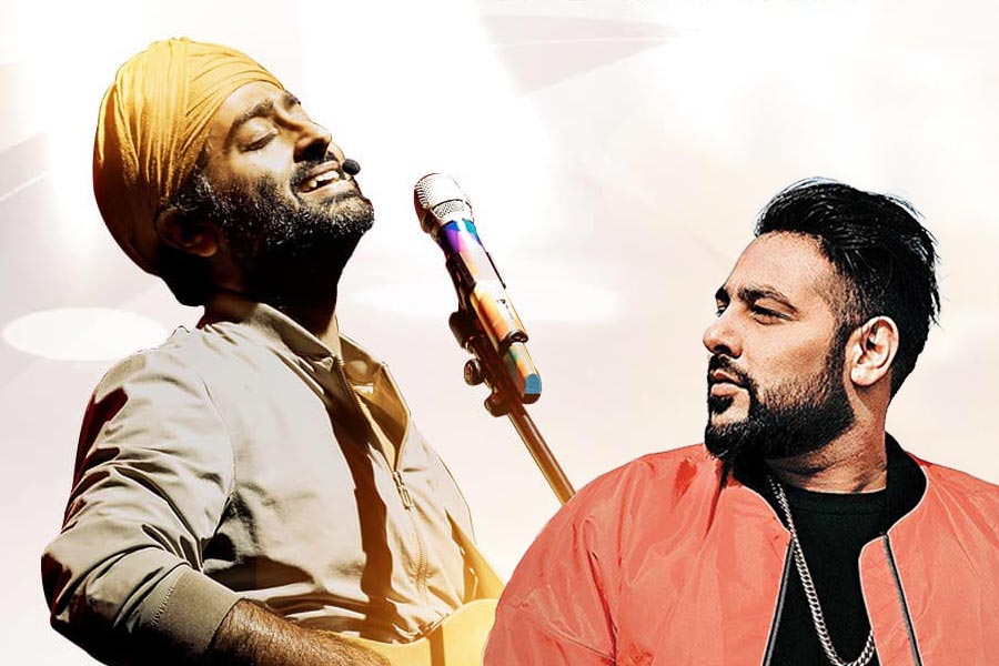 Badshah touches three years younger Arijit singh’s feet during a concert in Thailand