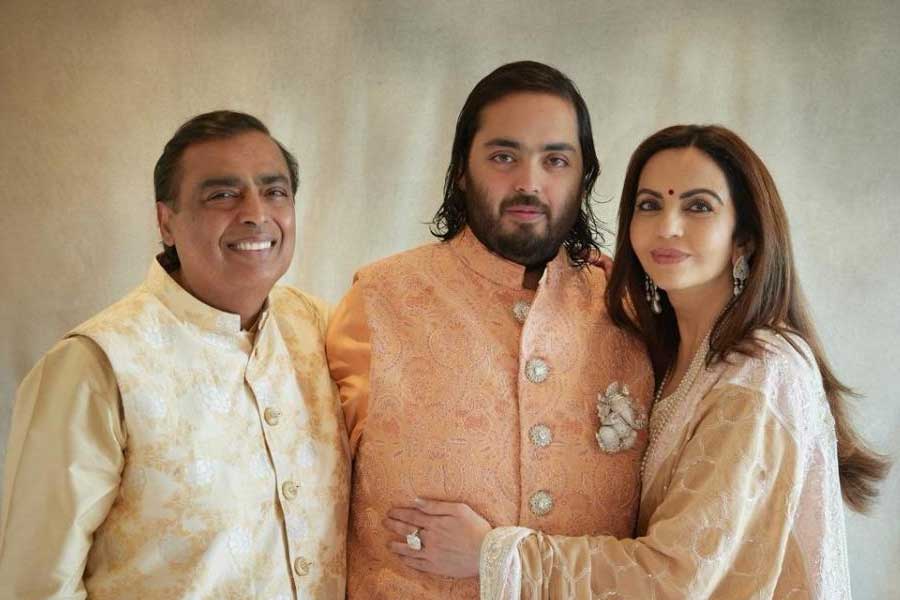 সারা দুনিয়ায় ধনীদের তালিকায় মুকেশ রয়েছেন নবম স্থানে। এ হেন অম্বানী পরিবারের জীবনযাপনও বিলাসবহুল। বাড়ি থেকে গাড়ি, সবই তাকলাগানো। তার মধ্যে গাড়ির প্রতি বিশেষ দুর্বলতা রয়েছে মুকেশের।