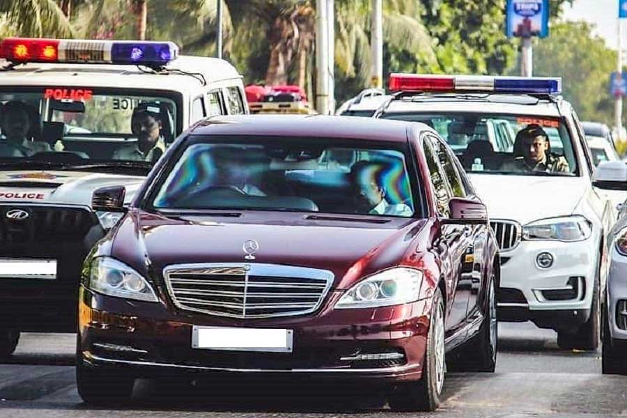 মুকেশের বাসভবন ‘অ্যান্টিলিয়া’য় রয়েছে ‘জিয়ো গ্যারাজ’। সেখানে দেশ-বিদেশের প্রায় ১৭০টি গাড়ি রয়েছে। এ বার সেই তালিকায় জুড়ল আরও একটি।