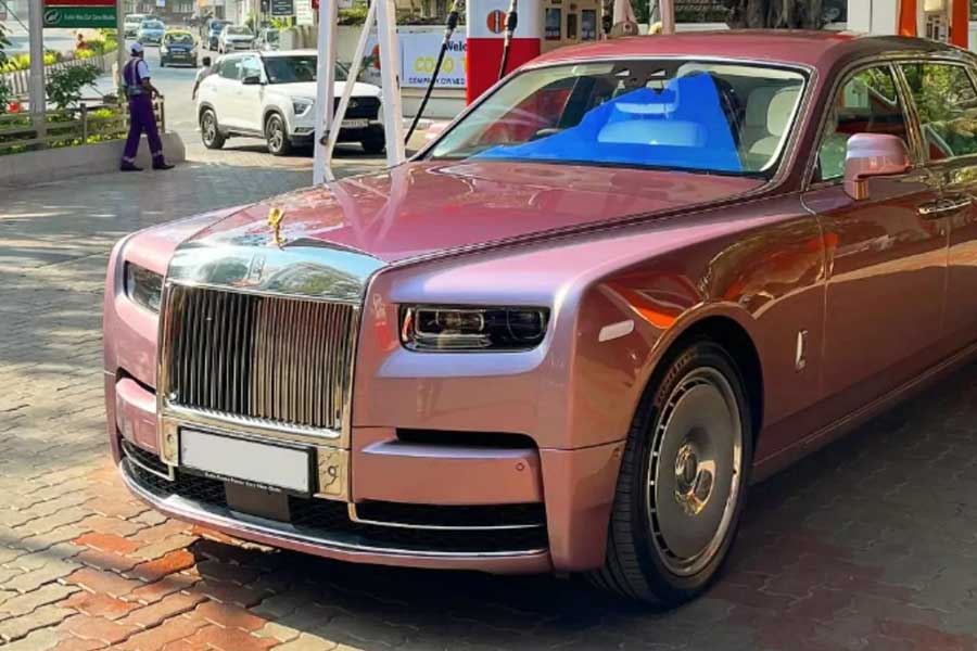 গাড়িটি নিয়ে সমাজমাধ্যম ব্যবহারকারীদের মধ্যে আগ্রহ তৈরি হয়েছে। নীতার নতুন এই গাড়ির রং অভিনব, যা নজর কেড়েছে সকলের। এর রং রোজ় কোয়ার্ৎজ়। গোলাপি আভা যেন ঠিকরে বার হচ্ছে সেই রোলস রয়েস থেকে।