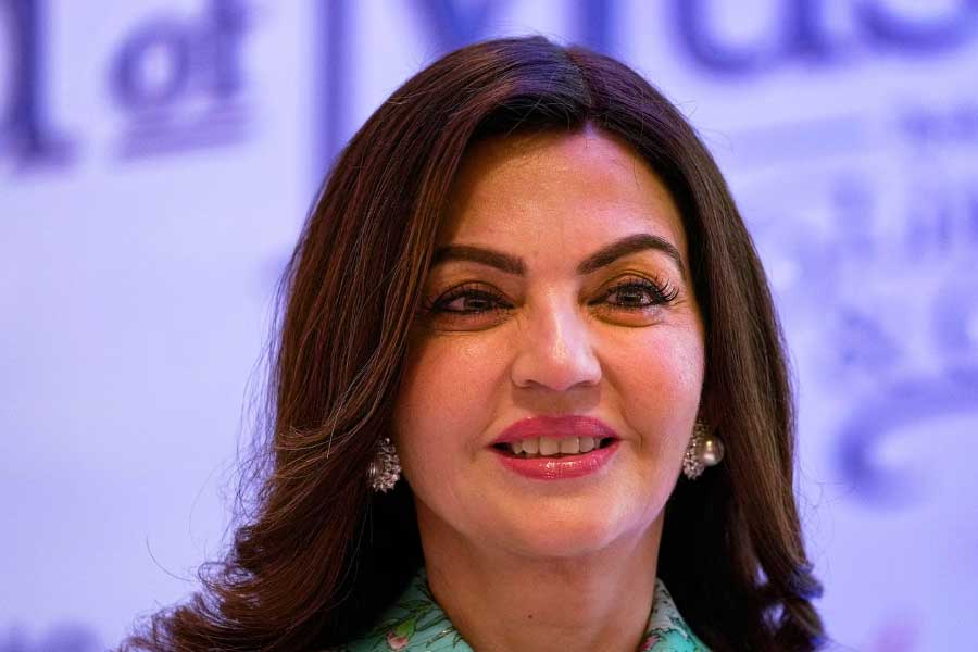 এমনিতে ওই গাড়ির দাম ১২ কোটি টাকা। তবে নীতার জন্য ওই গাড়ির নকশার অদলবদল করা হয়েছে। রঙেরও। তাই মনে করা হচ্ছে, গাড়ির দাম ১২ কোটির বেশ কিছু বেশিই পড়েছে।