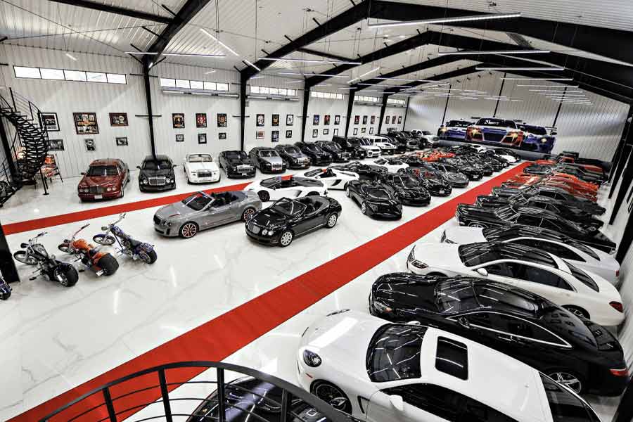 অ্যান্টিলিয়ার গ্যারাজে রয়েছে ছ’টি তল। সেখানে সার দিয়ে রাখা থাকে এ সব গাড়ি। মোতায়েন থাকেন শতাধিক নিরাপত্তারক্ষী।