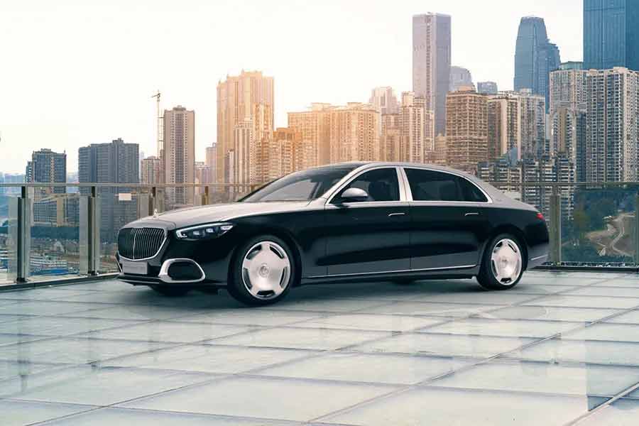  পৃথিবীর সেরা কিছু গাড়ি রয়েছে মুকেশের সংগ্রহে। তার মধ্যে রয়েছে মার্সিডিজ়-মেব্যাক বেঞ্জ এস৬৬০, আর্মর্ড বিএমডব্লু ৭৬০এলআই। এই গাড়ি রাইফেল, স্নাইপারের হামলাও অনায়াসে রুখে দিতে পারে। গাড়ির ছাদে গ্রেনেড ফেললেও কিছু হবে না।