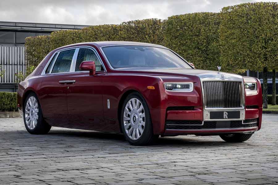 অ্যান্টিলিয়ায় রয়েছে রোলস রয়েস ফ্যান্টম ড্রপহেড কুপ গাড়ি। এই গাড়ি পৃথিবীতে এখনও পর্যন্ত নাকি মাত্র ১৮টি তৈরি হয়েছে। বেশির ভাগই তৈরি হয়েছে রাজপরিবারের সদস্য এবং রাষ্ট্রপ্রধানদের জন্য। দাম সাড়ে সাত কোটিরও বেশি।