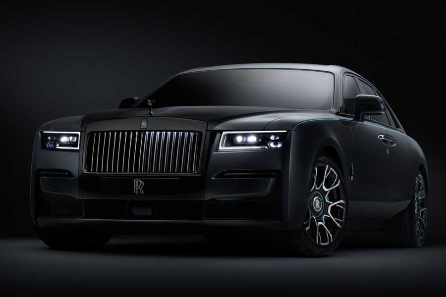 মাস কয়েক আগে স্ত্রী নীতাকে একটি কালো রোলস রয়েস উপহার দিয়েছিলেন মুকেশ। এ বার আরও চমক। শুধু নীতার জন্যই সাজানো হয়েছে সেই গোলাপি গাড়ি।