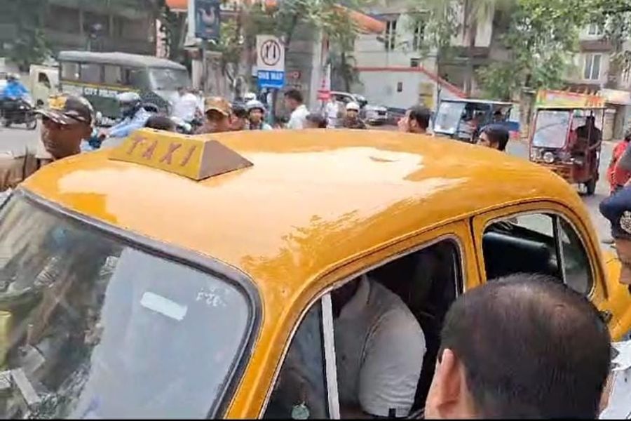 এই ট্যাক্সি থেকে উদ্ধার হয় লক্ষ লক্ষ টাকা।