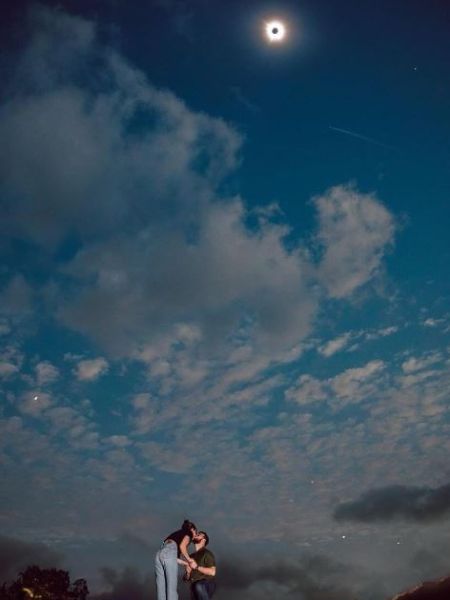 Man proposes girlfriend during Solar Eclipse, pictures gone viral on internet dgtl