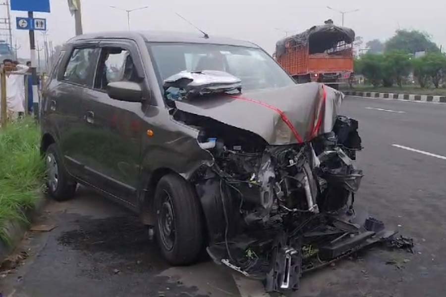 Image of the car after accident in howrah