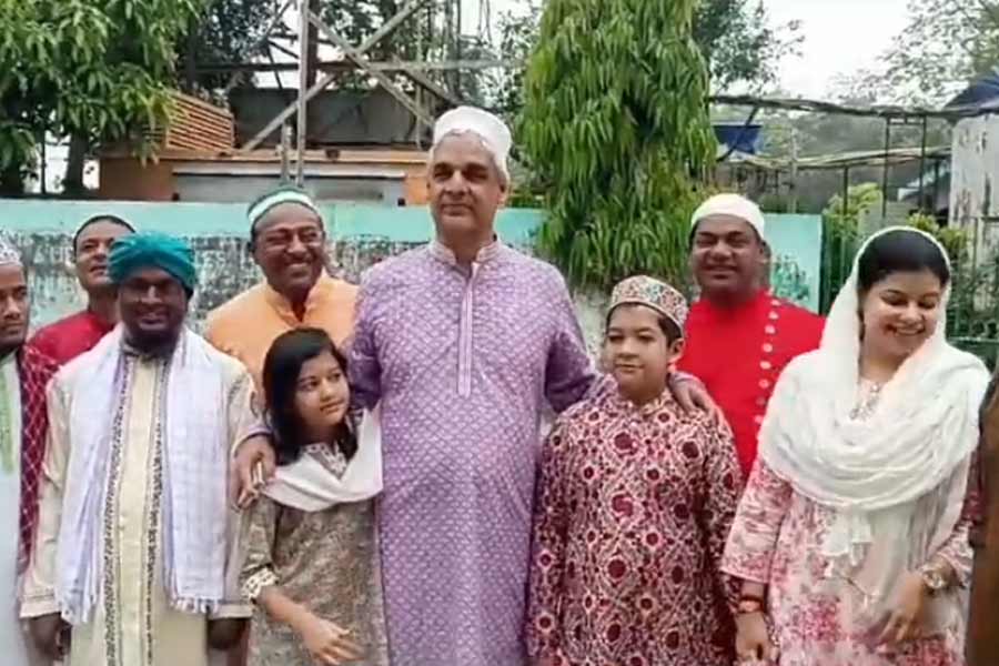 Image of Ghani khan's family in eid