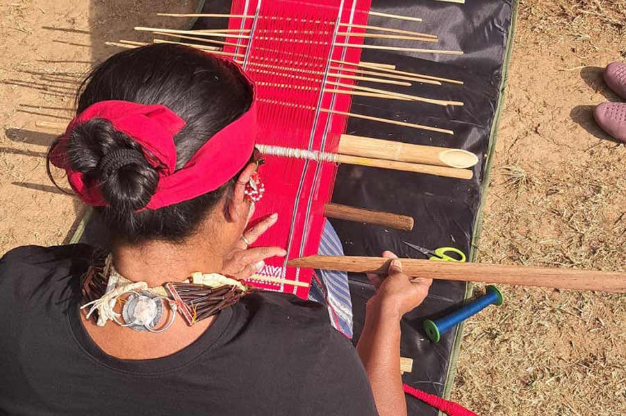 ঐতিহ্য: গারো জনজাতির লয়েন লুমে কাপড় বোনা চলছে। অমিতাভ গুপ্ত।