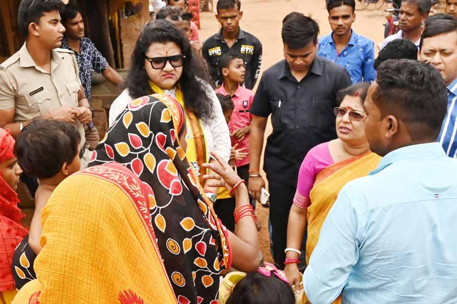 TMC Lok Sabha Election 2024 Candidate Sujata Mondal faced agitation of villagers of Taldangra telling her about water crisis in their village