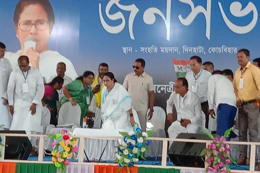 দিনহাটার মঞ্চে মমতা বন্দ্যোপাধ্যায়।