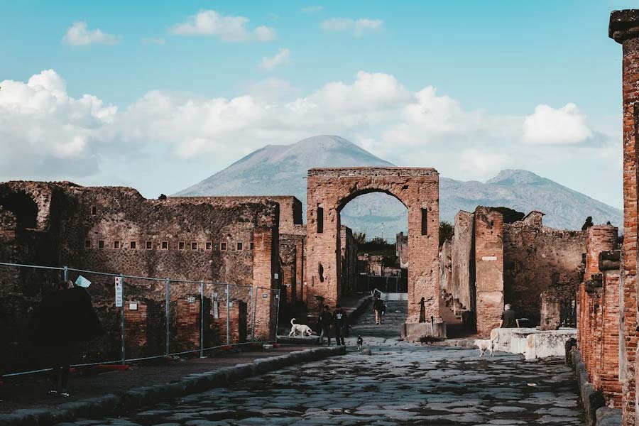Stunning frescoes of Greek mythological characters found in ancient roman town Pompeii 