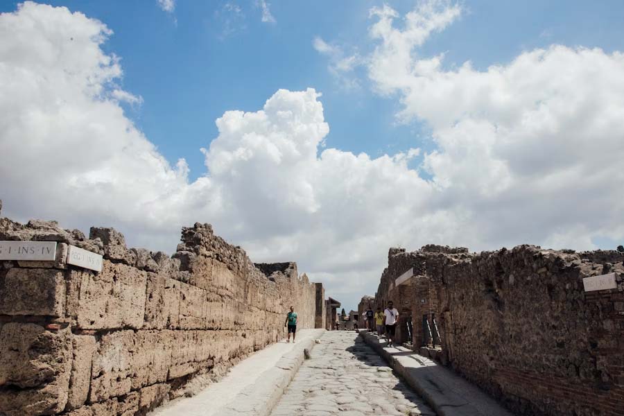 Stunning frescoes of Greek mythological characters found in ancient roman town Pompeii 