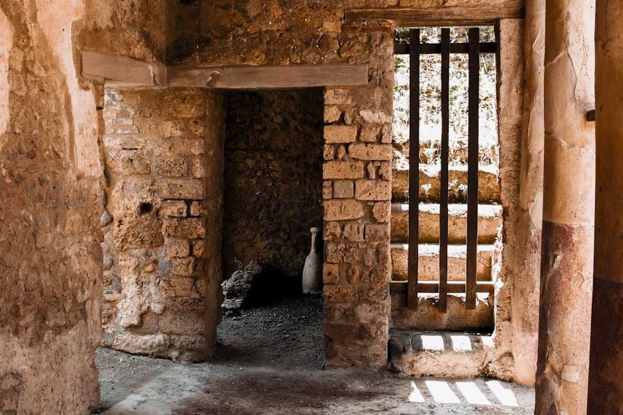 Stunning frescoes of Greek mythological characters found in ancient roman town Pompeii 