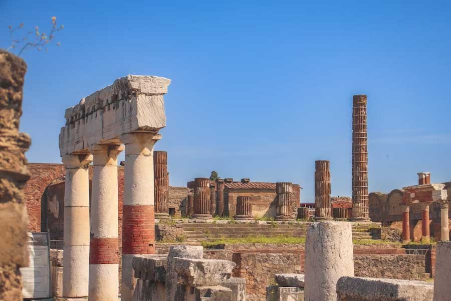 Stunning frescoes of Greek mythological characters found in ancient roman town Pompeii 