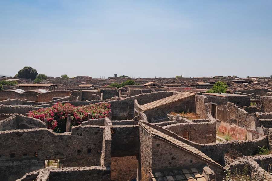 Stunning frescoes of Greek mythological characters found in ancient roman town Pompeii 