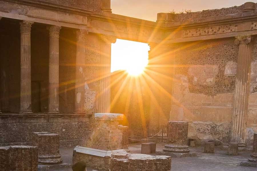 Stunning frescoes of Greek mythological characters found in ancient roman town Pompeii 