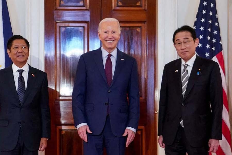 America want to strong bonding with Japan and Philippines
