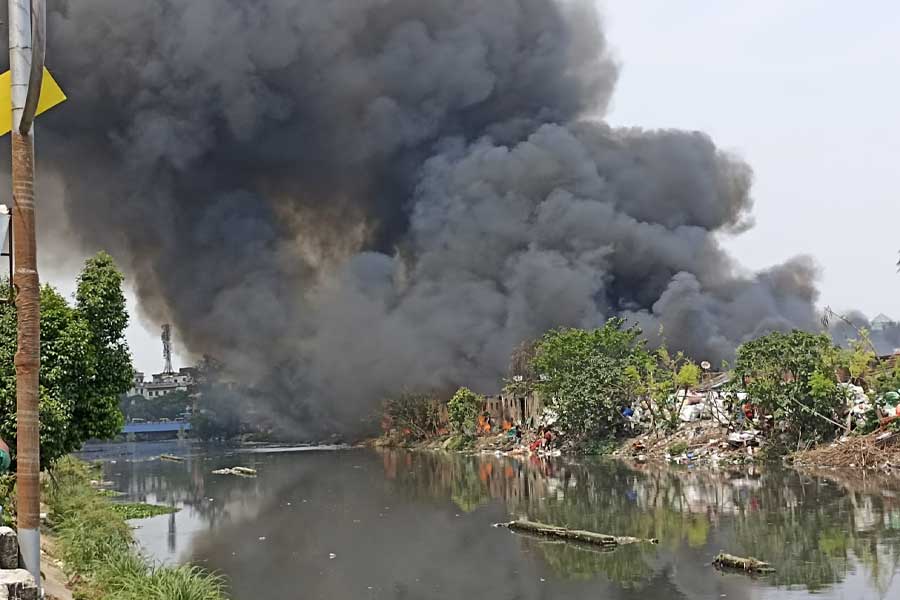 কালো ধোঁয়ায় ঢেকেছে এলাকা।