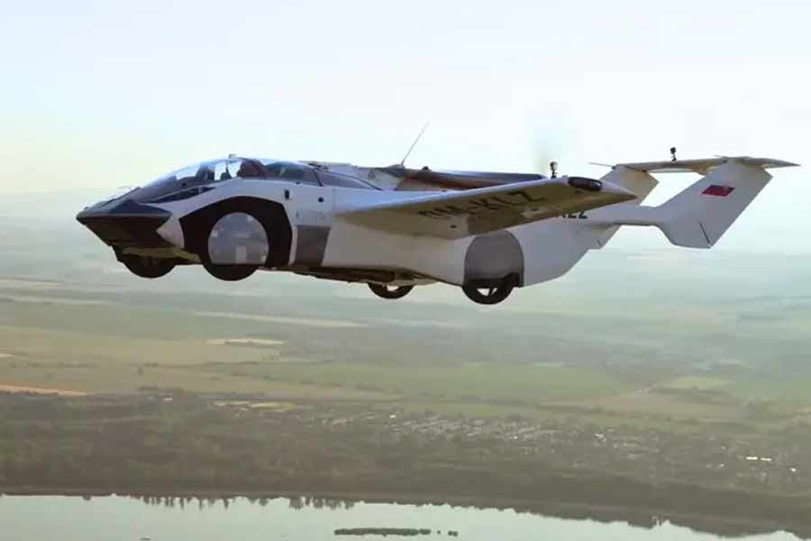 ইউরোপের একটি বিমান প্রস্তুতকারী সংস্থা বাস্তবেই এমন একটি গাড়ি তৈরি করেছে যা দেখতে গাড়ির মতো হলেও আকাশপথে বিমানের মতো উড়তে পারে। কল্পনার জগৎকে বাস্তব রূপ দিয়েছে তারা।