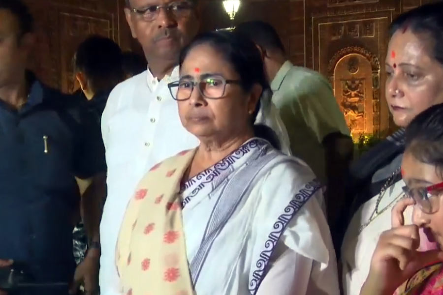 Chief Minister Mamata Banerjee offered puja at Kalighat temple on the eve of Bengali New Year dgtl