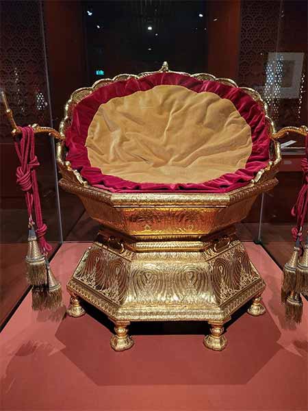 ইতিহাস: প্রদর্শনীতে মহারাজা রণজিৎ সিংহের স্বর্ণসিংহাসন। ডান দিকে তাঁর তরবারি