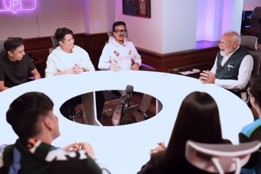 ভারতে গেমিংয়ের ভবিষ্যৎ নিয়ে সম্প্রতি দেশের অনলাইন গেমারদের সঙ্গে আলোচনা বসেছিলেন প্রধানমন্ত্রী নরেন্দ্র মোদী। বৃহস্পতিবার গেমারদের সঙ্গে সেই আলোচনায় উপস্থিত ছিলেন অনিমেষ আগরওয়াল, মিথিলেশ পতঙ্কর, তীর্থ মেহতা, নমন মাথুর-সহ অনেকেই। তবে আলাদা ভাবে নজরে এসেছেন পায়েল ধারে।