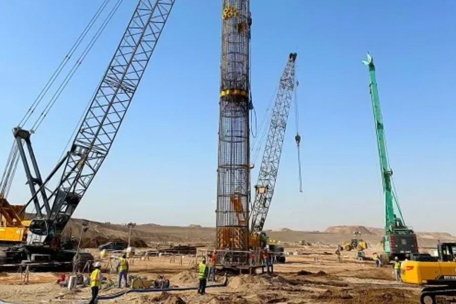  সৌদি আরবে এ ধরনের বড় প্রকল্প ব্যর্থ হওয়ার ঘটনা কম নয়। সে কারণেও নিওম নিয়ে আশঙ্কায় অনেকেই। এ রকমই এক বড় প্রকল্প কিং আবদুল্লা ইকোনমিক সিটি। সেখানে ২০ লক্ষ মানুষ অনায়াসে বসবাস করতে পারেন। কিন্তু এখনও সেই জনপদ ফাঁকাই পড়ে রয়েছে।