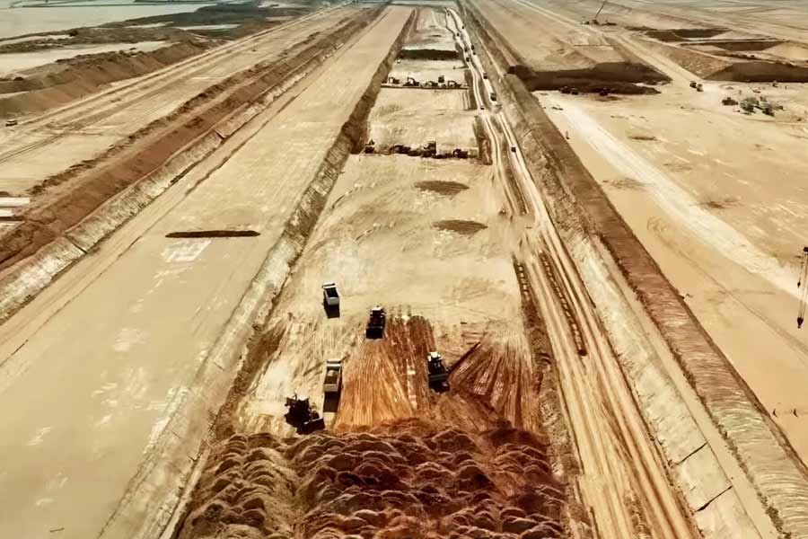 কী নেই নিওমে! দুনিয়ার সব থেকে বড় ভাসমান পরিকাঠামো, সিহর্স আকৃতির দ্বীপ, যেখানে থাকবে বিলাসবহুল রিসর্ট, বন্দর, পাহাড়ের খাঁজে হোটেল, বহুতল। তৈরি হবে প্রযুক্তি হাব।