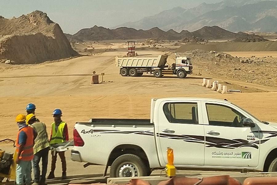 জনপদে কোনও রাস্তা থাকবে না। চলবে না গাড়ি। দোকান, বাজার থাকবে পাঁচ মিনিটের দূরত্বে। ড্রোন, রোবট, ভোলোকপ্টার জিনিসপত্র পৌঁছে দেবে। গোটা জনপদে আলো জ্বলবে, যান, যন্ত্র চলবে পুনর্ব্যবহারযোগ্য শক্তির মাধ্যমে।