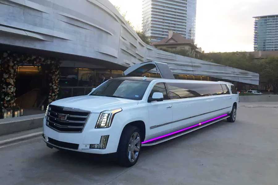 পুরনো লিমো গাড়িটি আবার নতুন করে তৈরির সিদ্ধান্ত নেন ম্যানিং এবং মাইকেল। গাড়িটি দু’ভাগে ভাগ করে অরল্যান্ডো পাঠানোর ব্যবস্থা করা হয়। সেখানে গাড়ি নির্মাণকারীদের একটি দল নিয়ে হাজির হন ম্যানিংও। স্থানীয় সংবাদ সংস্থা সূত্রে খবর, গাড়ি সারাই করতে ভারতীয় মুদ্রায় প্রায় তিন কোটি টাকা খরচ হয়েছে।