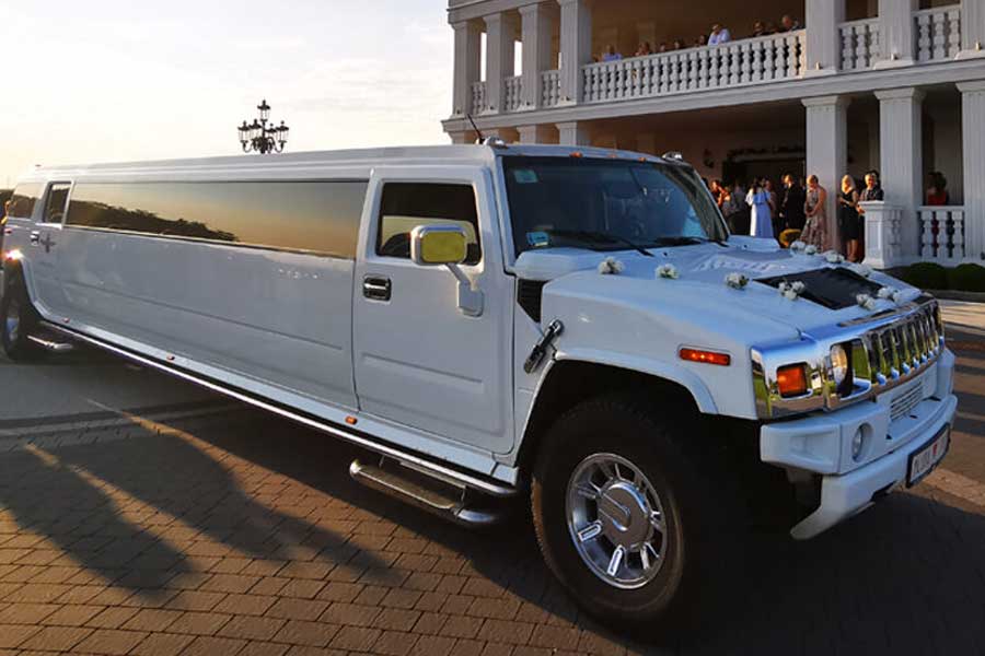 ‘দ্য আমেরিকান ড্রিম’ গাড়ির ভিতর একসঙ্গে ৭৫ জন বসতে পারেন। গাড়ির ভিতরে রয়েছে বাথটাব, একাধিক টেলিভিশন সেট, রেফ্রিজ়ারেটর, বসার জন্য আরামদায়ক সোফা।