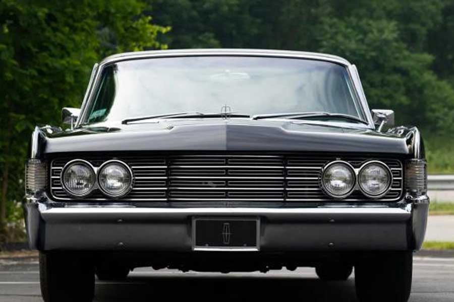 পিছনের দিকের দরজা দিয়ে  গাড়ির ভিতর বসতে চাইলে সেই দরজা রিমোট দিয়ে খুলতে হয়। স্লাইডিং পদ্ধতির মাধ্যমে সেই দরজা খোলাবন্ধ হয়।