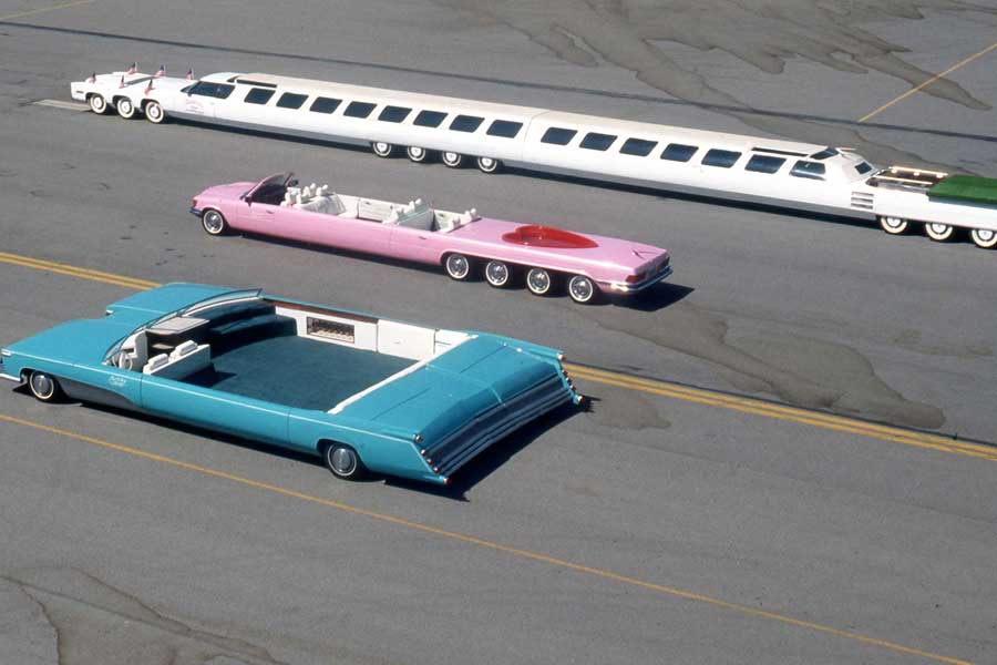 ‘দ্য আমেরিকান ড্রিম’ গাড়িটির পিছনে রয়েছে একটি হেলিপ্যাড। খুব সহজেই এই হেলিপ্যাডে হেলিকপ্টার অবতরণ করতে পারে।