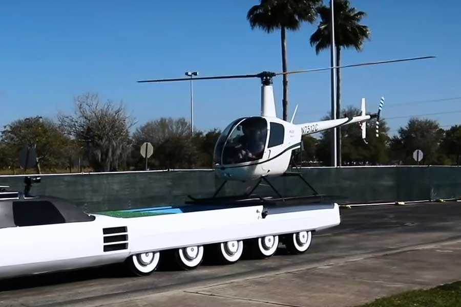 হেলিপ্যাডের সামনের দিকে রয়েছে ছোট সুইমিং পুল। অন্তত দুই থেকে চার জন এই পুলের ভিতর একসঙ্গে নামতে পারেন।