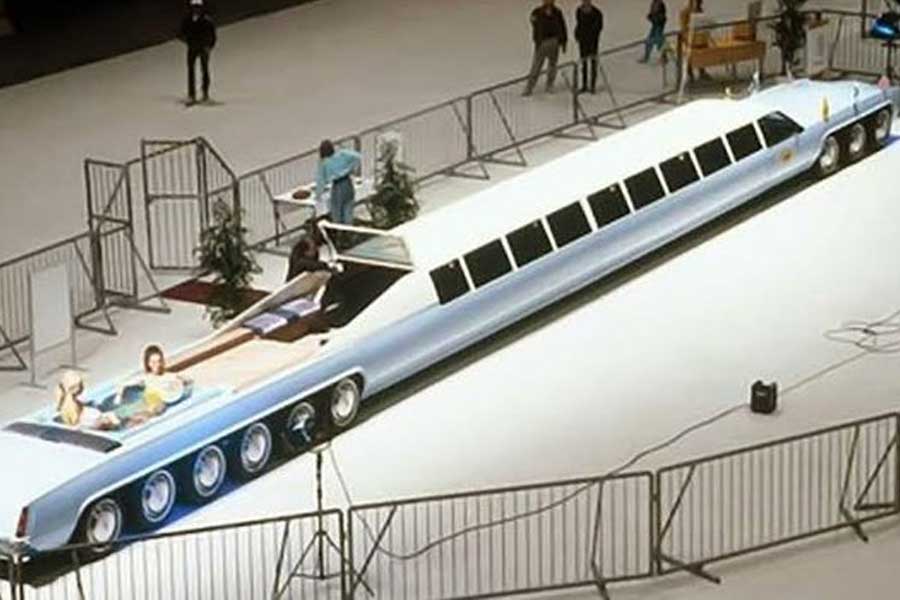 সুইমিং পুলের সামনে রয়েছে খেলার জায়গা। কেউ চাইলে সুইমিং পুল থেকে উঠে আসার পর সেই ফাঁকা জায়গায় বসে বিশ্রামও নিতে পারেন।