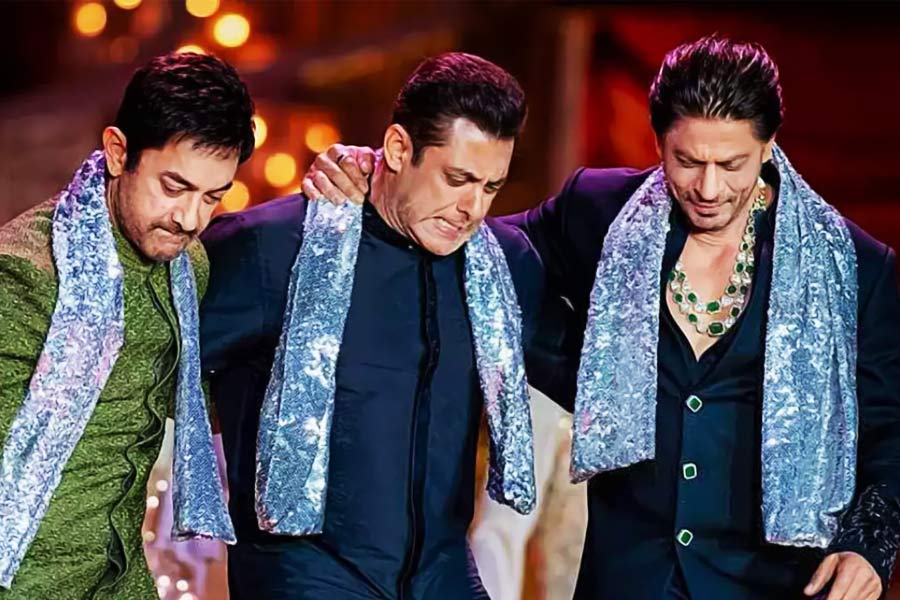 মুকেশ অম্বানীর কোনও অনুষ্ঠানই হোক অথবা তারকাখচিত অন্য কোনও পার্টি— অতিথি হওয়ার পাশাপাশি অনুষ্ঠানের মঞ্চে পারফর্ম করতে দেখা যায় শাহরুখ খান, সলমন খান, রণবীর সিংহের মত‌ো তারকাদের। বাদ পড়েন না বলিপাড়ার প্রথম সারির অভিনেত্রীরাও। বিভিন্ন পার্টিতে নাচগান করে কত উপার্জন করেন বলি তারকারা?