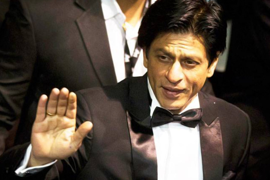 বলিউডের অন্দরমহল থেকে জানা যায়, হিন্দি ফিল্মজগতের যত অভিনেতা রয়েছেন, তাঁদের মধ্যে অনুষ্ঠানে পারফর্ম করার জন্য সবচেয়ে বেশি পারিশ্রমিক নেন শাহরুখই।