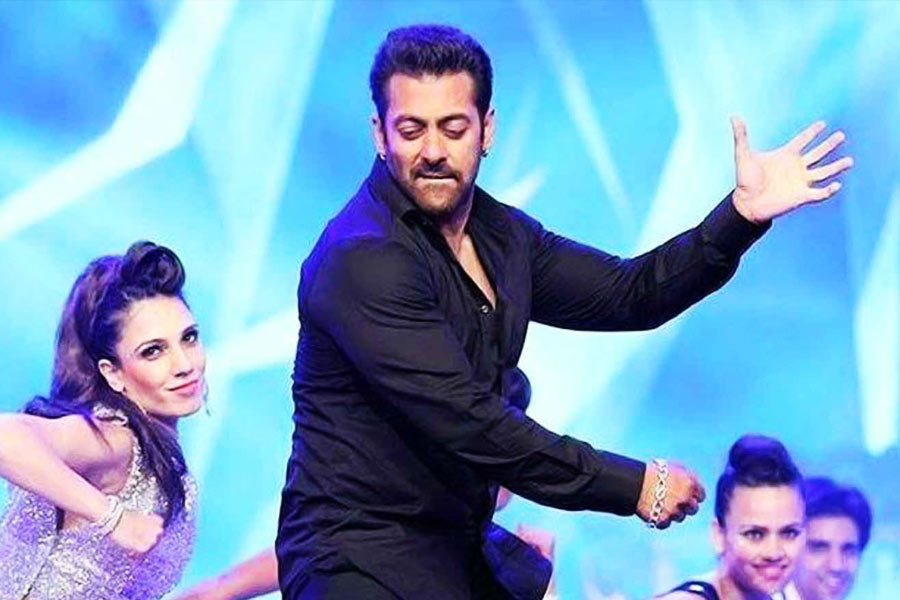 বলিপাড়ায় জনশ্রুতি, হিন্দি ফিল্মজগতের ‘ভাইজান’ সলমন খান বিভিন্ন অনুষ্ঠানের মঞ্চে পারফর্ম করতে দু’কোটি টাকা নেন।