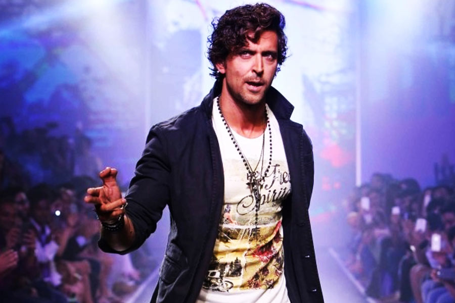 অভিনয়ের পাশাপাশি নাচেও সমান পারদর্শী বলি অভিনেতা হৃতিক রোশন। বলিপাড়া সূত্রে খবর, অনুষ্ঠানে পারফর্ম করে আড়াই কোটি টাকা আয় করেন হৃতিক।