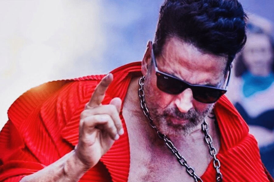 হৃতিকের সমপরিমাণ উপার্জন করেন বলিপাড়ার আরও এক অভিনেতা। বলিপাড়ার অন্দরমহল সূত্রে জানা যায়, অনুষ্ঠানে পারফর্ম করে আড়াই কোটি টাকা পারিশ্রমিক নেন বলিউডের ‘খিলাড়ি’ অক্ষয় কুমার।