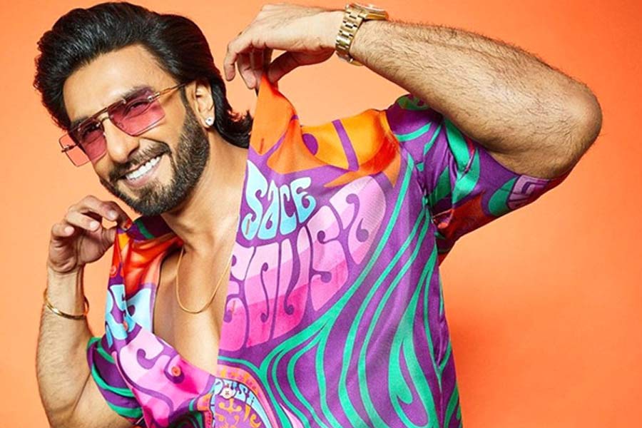 বলিউডের বহু তারকা তাঁদের সাক্ষাৎকারে কথা প্রসঙ্গে জানিয়েছেন, কোনও অনুষ্ঠান হলে সেখানকার পরিবেশ জমাতে ওস্তাদ বলি অভিনেতা রণবীর সিংহ। টুকরো টুকরো ভিডিয়োর মাধ্যমে সমাজমাধ্যমে রণবীরের পারফরম্যান্সের ঝলক ধরা পড়ে।