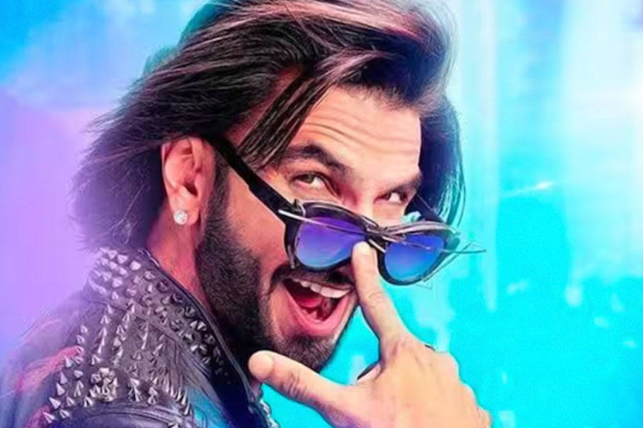 বলিপাড়া সূত্রে খবর, বিভিন্ন অনুষ্ঠানে পারফর্ম করে এক কোটি টাকা উপার্জন করেন রণবীর।